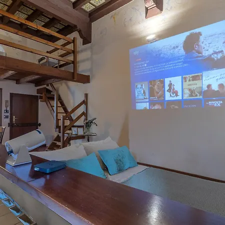 Guesthost - Renaissance Apartment