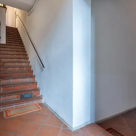 Guesthost - Renaissance