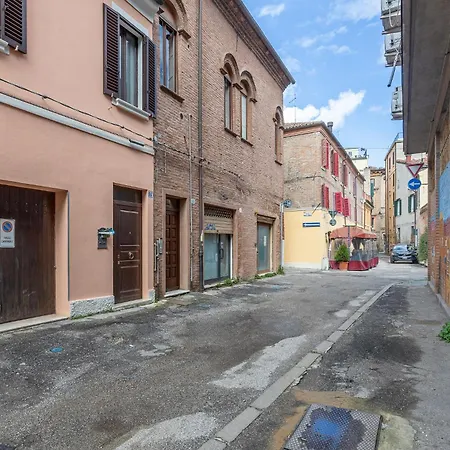 Guesthost - Renaissance Apartment