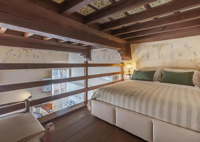 Guesthost - Renaissance Апартаменты