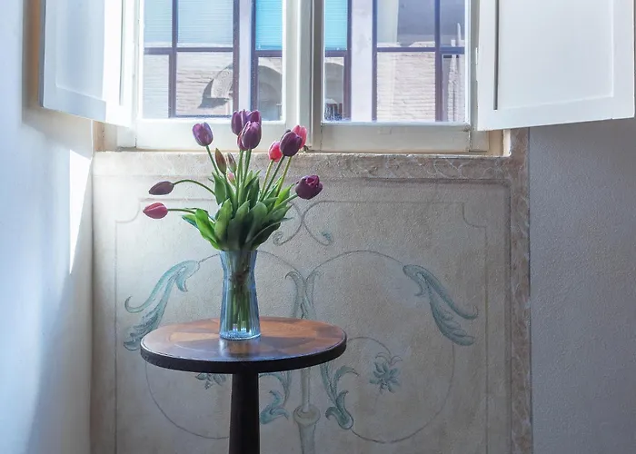 Guesthost - Renaissance Apartment *